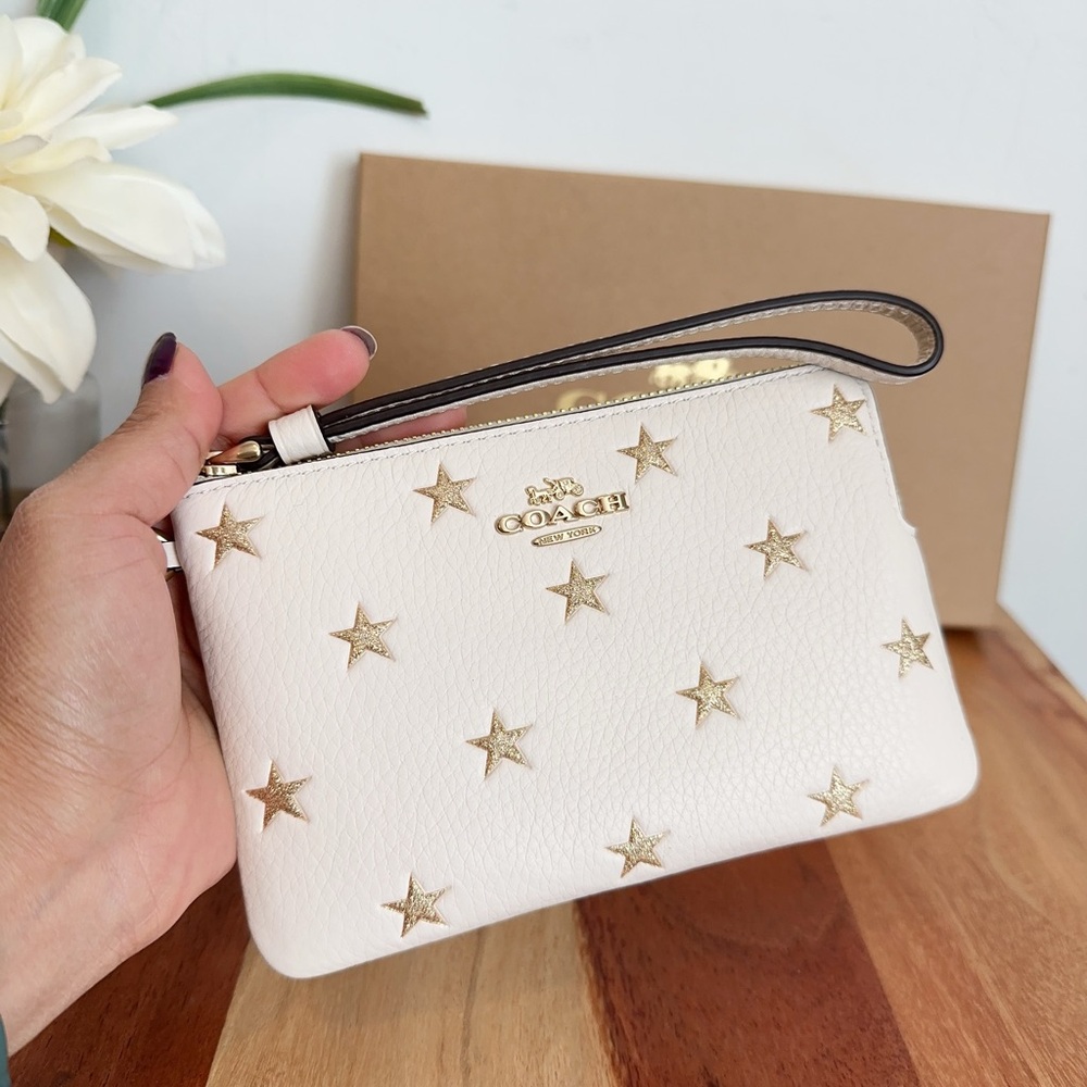 NWT Coach Boxed Corner Zip Wristlet With Star Print And Charms - Picture 3 of 8